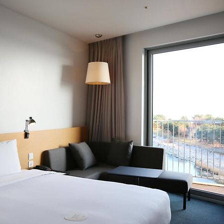 Nest Hotel Incheon Exterior foto A room at the hotel