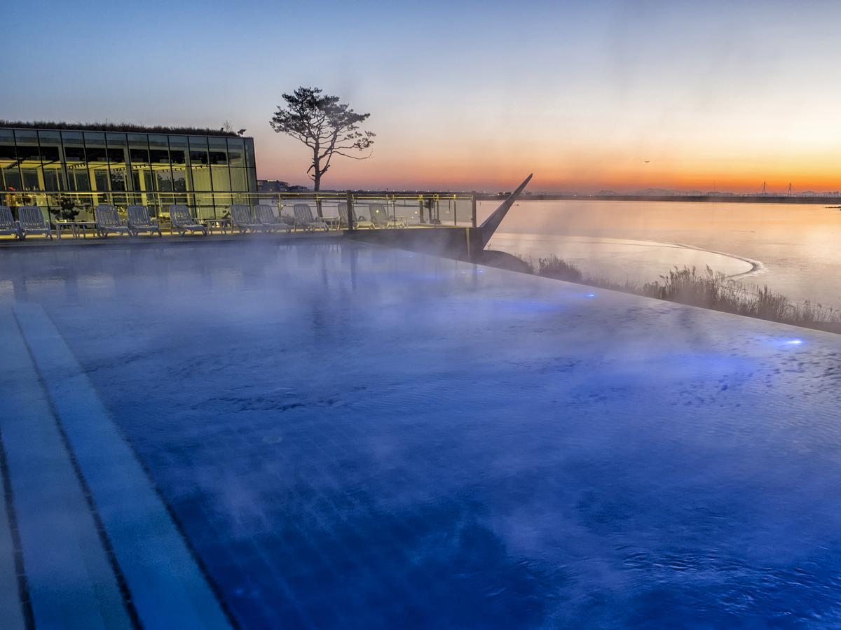 Nest Hotel Incheon Exterior foto The Sky Bar at the top of the hotel
