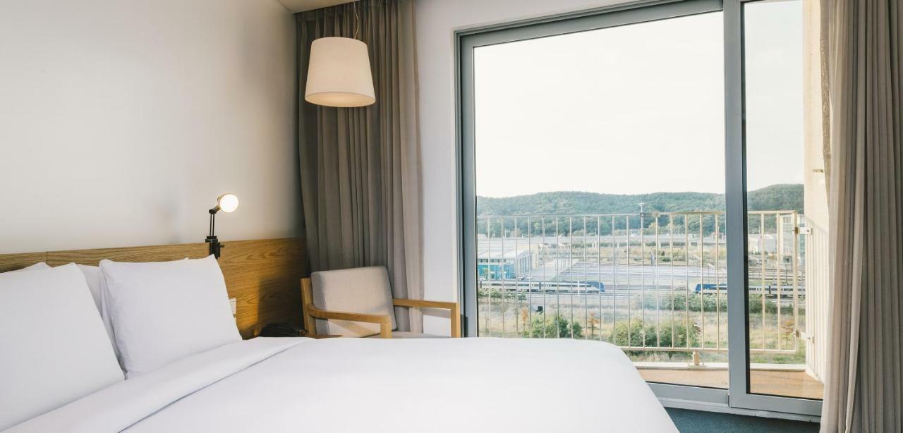 Nest Hotel Incheon Exterior foto A room at the hotel